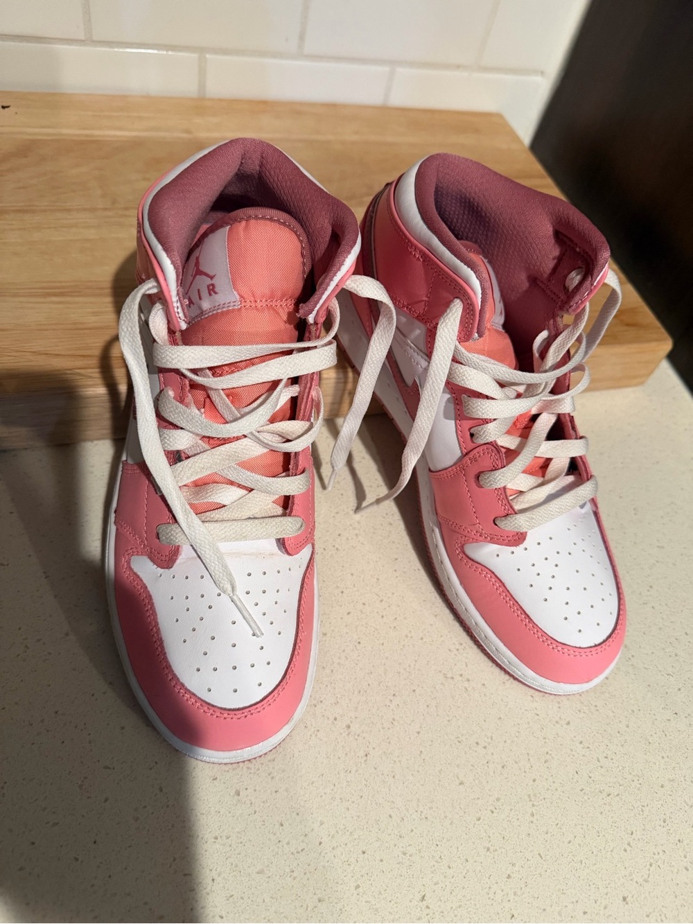 Air Jordan 1 Mid (GS) - Picture 2 of 5